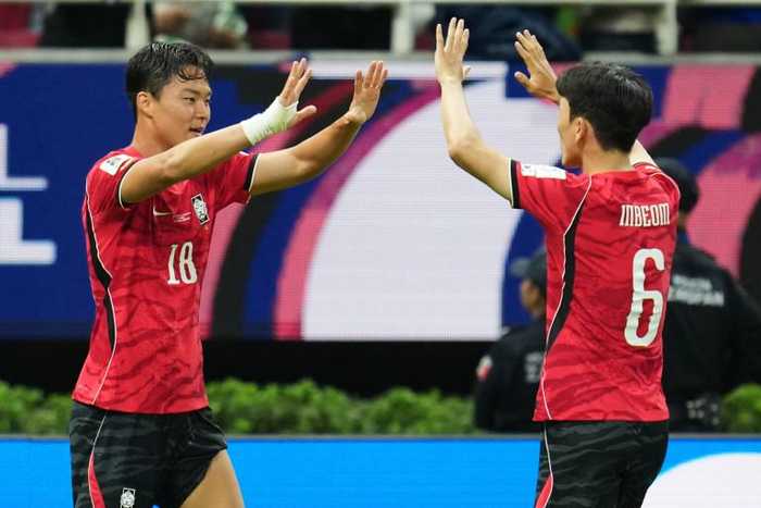 世界杯小组赛：韩国2-1逆转捷克，黄仁范一传一射闪耀全场